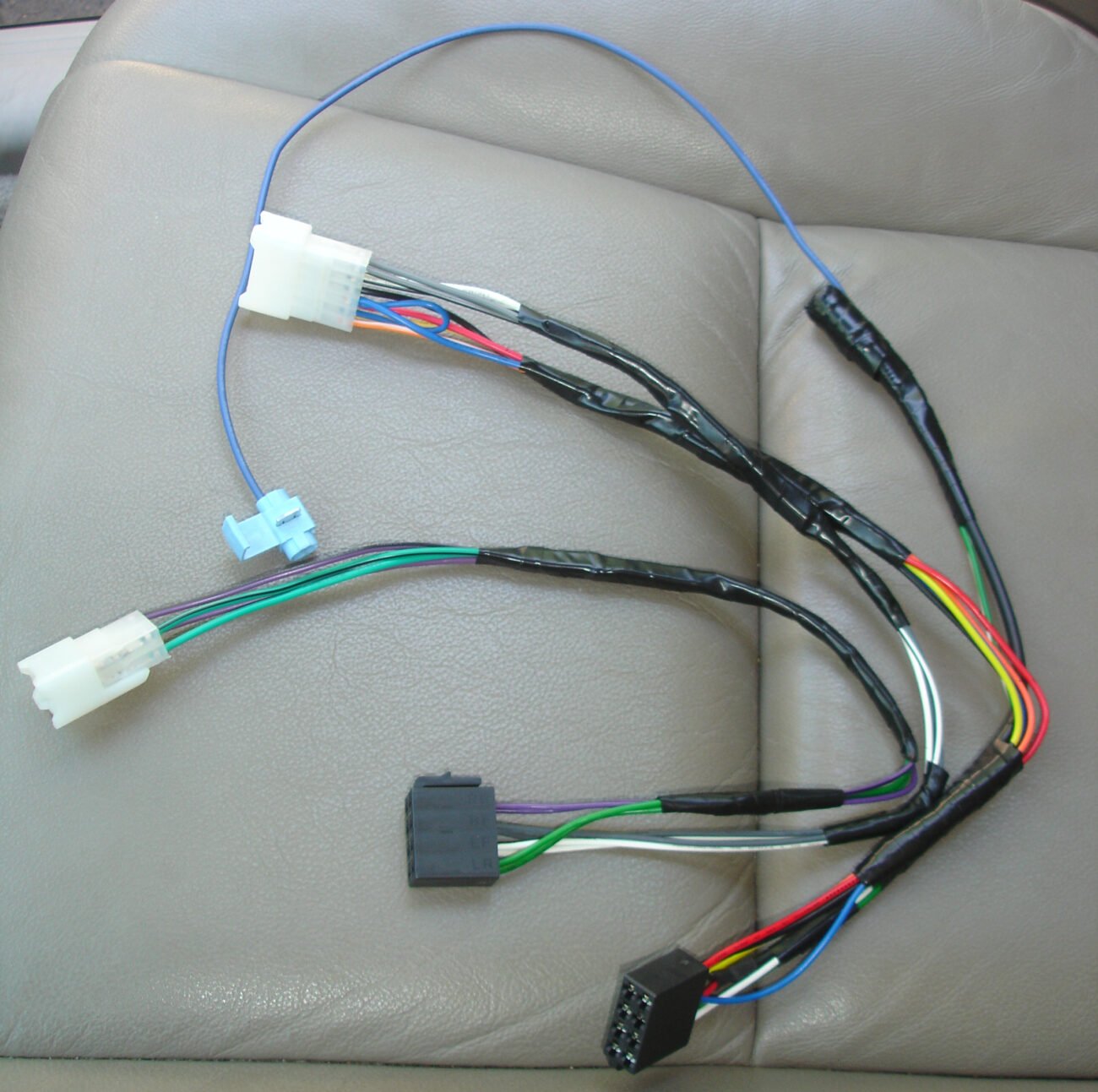 Wire harness for aftermarket head unit